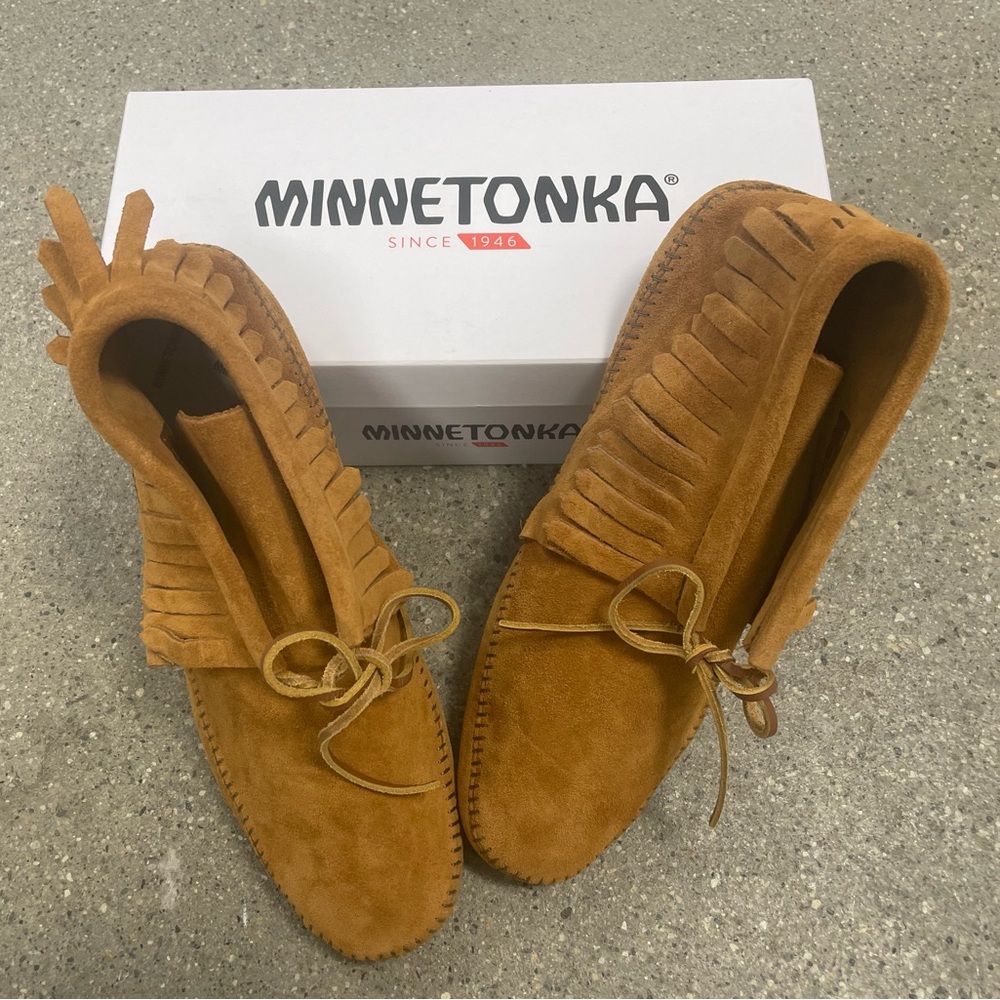 NWB Minnetonka Men's Classic Fringe Softsole Moccasin Suede Boots Size 13